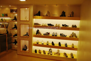 LAVORAZIONI 103 Negozio di abbigliamento finitura foglia oro 'Hamilton Shoes' (Formia)