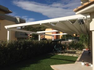 LAVORAZIONI 31 Porticato in alluminio 'essenza legno venato bianco-completo di tenda automatizzata in PVC a scomparsa